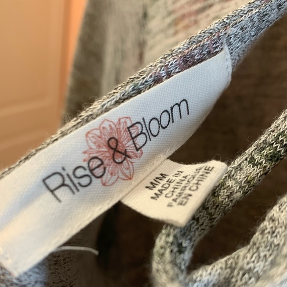 Soft woven long belled sleeve top - Picture 4 of 4